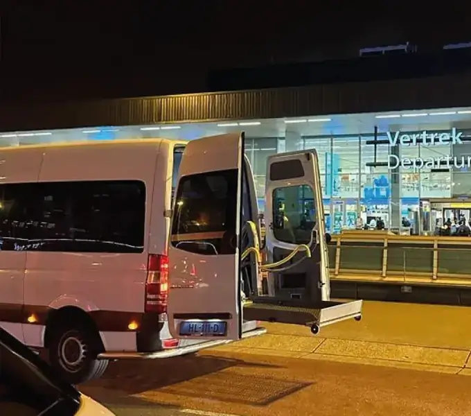 Rolstoelbus bij Schiphol voor reizigers uit Maarssen